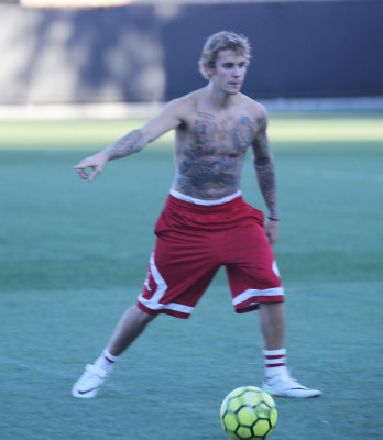 11.07 | Justin Bieber jogando bola em Los Angeles, Califórnia