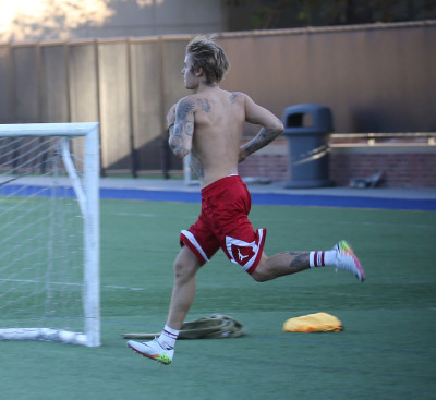 11.07 | Justin Bieber jogando bola em Los Angeles, Califórnia