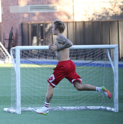 11.07 | Justin Bieber jogando bola em Los Angeles, Califórnia