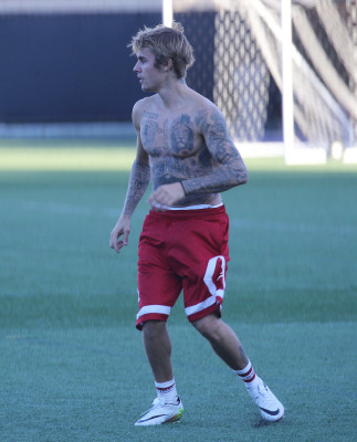 11.07 | Justin Bieber jogando bola em Los Angeles, Califórnia