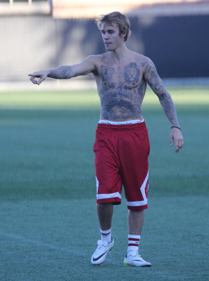 11.07 | Justin Bieber jogando bola em Los Angeles, Califórnia