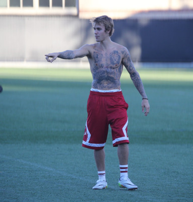 11.07 | Justin Bieber jogando bola em Los Angeles, Califórnia