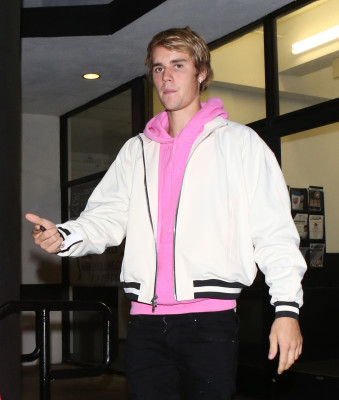 15.11 | Justin Bieber chegando no LA Kings Valley Ice Center em Panorama City, CA