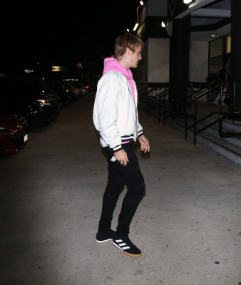 15.11 | Justin Bieber chegando no LA Kings Valley Ice Center em Panorama City, CA