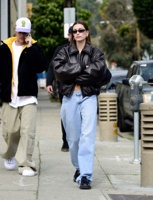 03.02 | Justin e Hailey Bieber em West Hollywood, Califórnia.