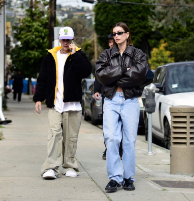 03.02 | Justin e Hailey Bieber em West Hollywood, Califórnia.