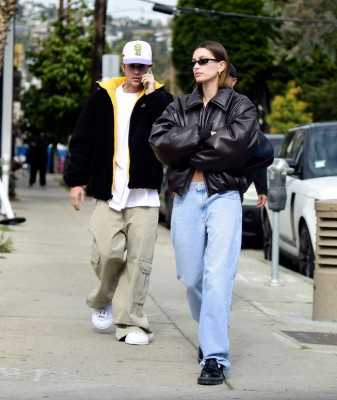 03.02 | Justin e Hailey Bieber em West Hollywood, Califórnia.