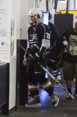 15.11 | Justin Bieber jogando hóquei no LA Kings Valley Ice Center em Panorama City, CA