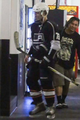 15.11 | Justin Bieber jogando hóquei no LA Kings Valley Ice Center em Panorama City, CA