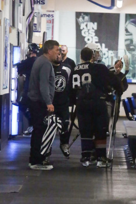 15.11 | Justin Bieber jogando hóquei no LA Kings Valley Ice Center em Panorama City, CA