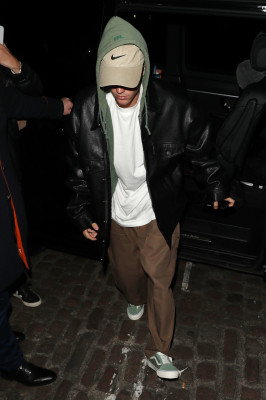17.05 | Justin e Hailey Bieber em Londres, Inglaterra.
