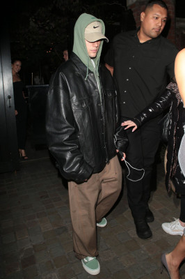 17.05 | Justin e Hailey Bieber em Londres, Inglaterra.