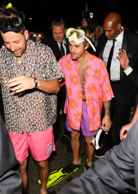 27.10 | a caminho da festa de Halloween da Casamigos, em Los Angeles, Califórnia.