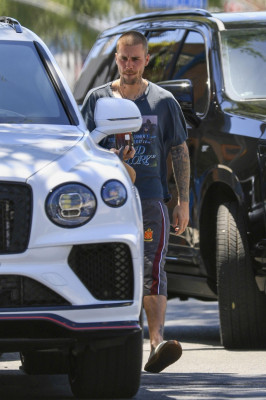 30.05 | Justin e Hailey Bieber chegando no Spa em Los Angeles