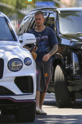 30.05 | Justin e Hailey Bieber chegando no Spa em Los Angeles
