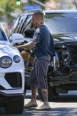 30.05 | Justin e Hailey Bieber chegando no Spa em Los Angeles