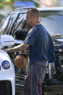 30.05 | Justin e Hailey Bieber chegando no Spa em Los Angeles