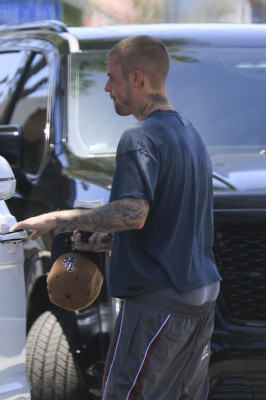 30.05 | Justin e Hailey Bieber chegando no Spa em Los Angeles