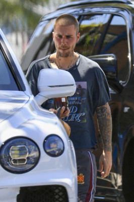 30.05 | Justin e Hailey Bieber chegando no Spa em Los Angeles
