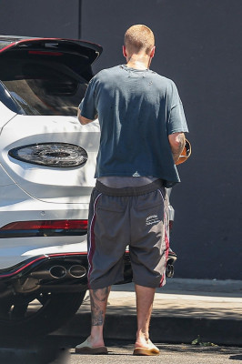 30.05 | Justin e Hailey Bieber chegando no Spa em Los Angeles