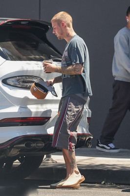 30.05 | Justin e Hailey Bieber chegando no Spa em Los Angeles