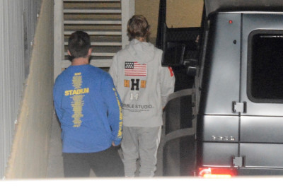 29.11 | Justin Bieber chegando no Saban Theatre em Beverly Hills, Califórnia