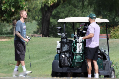09.06 | Justin e Neima Khaila jogando golf em Los Angeles