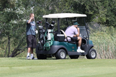 09.06 | Justin e Neima Khaila jogando golf em Los Angeles