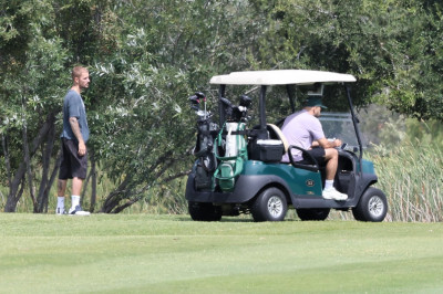 09.06 | Justin e Neima Khaila jogando golf em Los Angeles