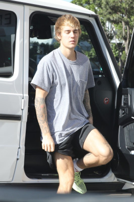 12.01 | Justin Bieber em Beverly Hills, CA