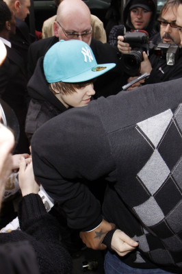 18.03 | Justin Bieber deixando a rádio 1 em Londres
