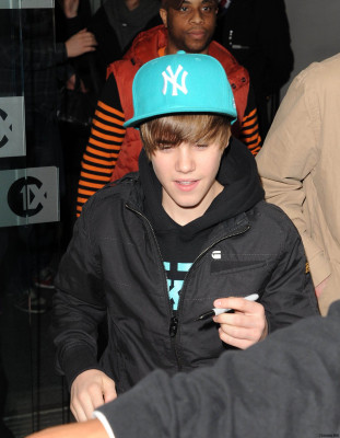 18.03 | Justin Bieber deixando a rádio 1 em Londres