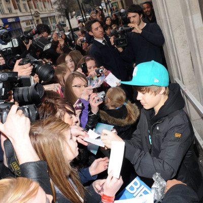 18.03 | Justin Bieber deixando a rádio 1 em Londres