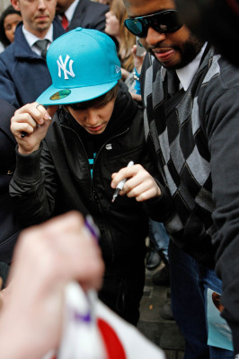 18.03 | Justin Bieber deixando a rádio 1 em Londres