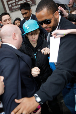 18.03 | Justin Bieber deixando a rádio 1 em Londres