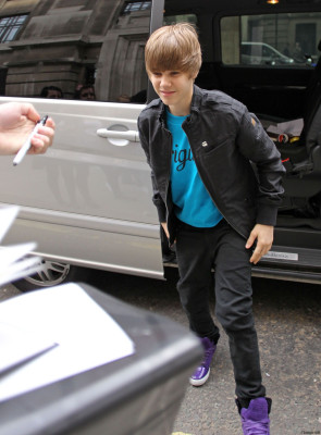 18.03 | Justin Bieber deixando a rádio 1 em Londres
