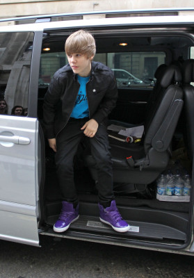 18.03 | Justin Bieber deixando a rádio 1 em Londres