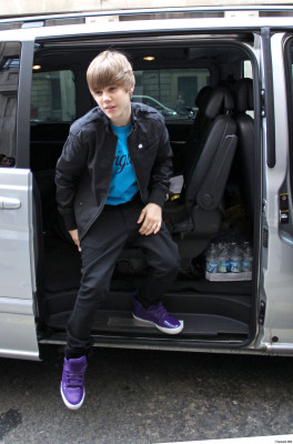 18.03 | Justin Bieber deixando a rádio 1 em Londres