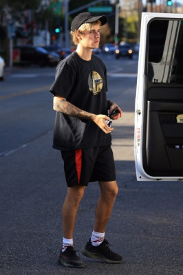 12.04 | Justin Bieber chegando no II Pastaio em Beverly Hills, Califórnia