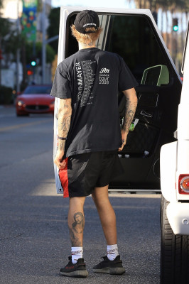 12.04 | Justin Bieber chegando no II Pastaio em Beverly Hills, Califórnia