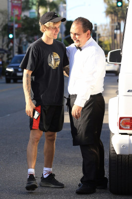 12.04 | Justin Bieber chegando no II Pastaio em Beverly Hills, Califórnia