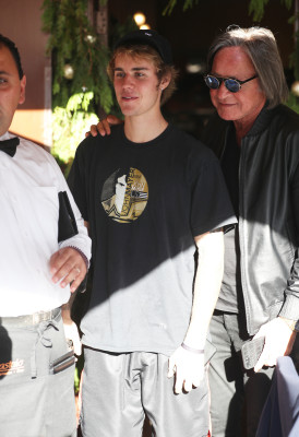 12.04 | Justin Bieber deixando o II Pastaio em Beverly Hills, Califórnia