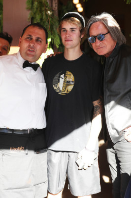 12.04 | Justin Bieber deixando o II Pastaio em Beverly Hills, Califórnia