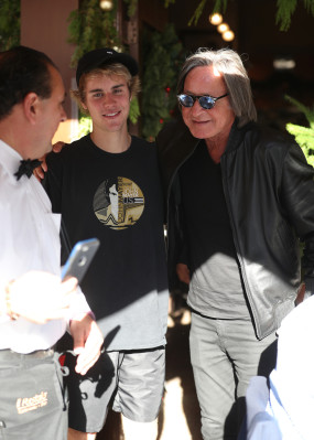 12.04 | Justin Bieber deixando o II Pastaio em Beverly Hills, Califórnia