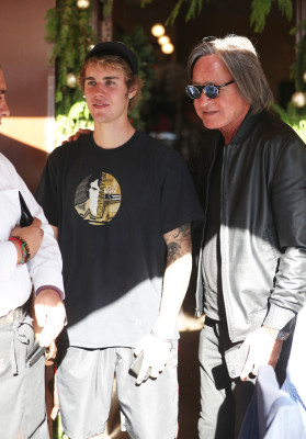 12.04 | Justin Bieber deixando o II Pastaio em Beverly Hills, Califórnia