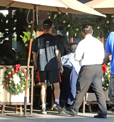12.04 | Justin Bieber deixando o II Pastaio em Beverly Hills, Califórnia