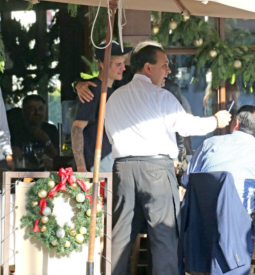 12.04 | Justin Bieber deixando o II Pastaio em Beverly Hills, Califórnia