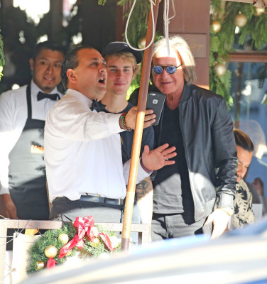 12.04 | Justin Bieber deixando o II Pastaio em Beverly Hills, Califórnia