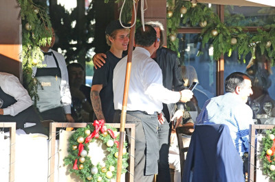 12.04 | Justin Bieber deixando o II Pastaio em Beverly Hills, Califórnia