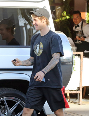 12.04 | Justin Bieber deixando o II Pastaio em Beverly Hills, Califórnia